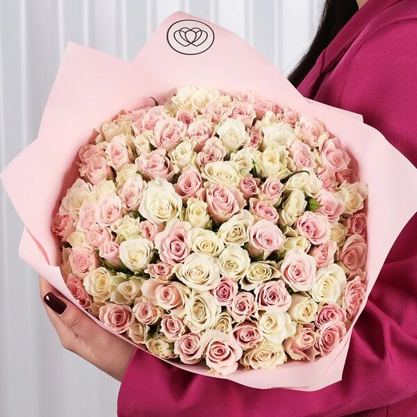 Букет из 101 белой и нежно-розовой розы 40 см (Кения) в розовой пленке