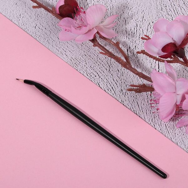 Юниlook кисть для подводки изогнутая, дерево, металл, ворс нейлон, 16,5см, черная 1 шт