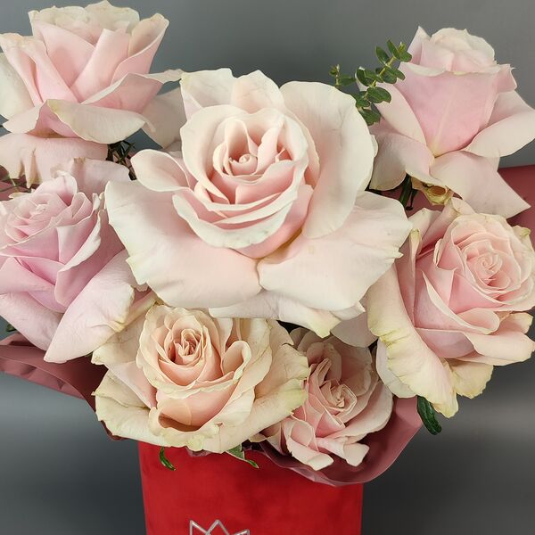 Букет из цветов, монобукет из роз Райские цветы в красном боксе 