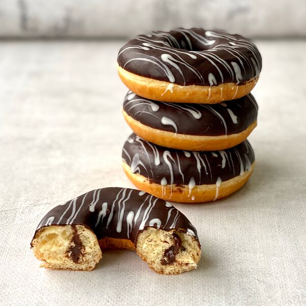 Донат глазированный с шоколадной начинкой