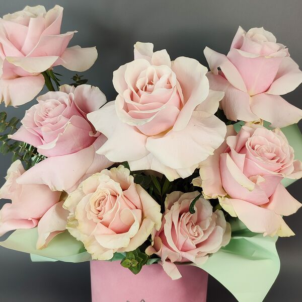 Букет из цветов, монобукет из роз Райские цветы в розовом боксе 