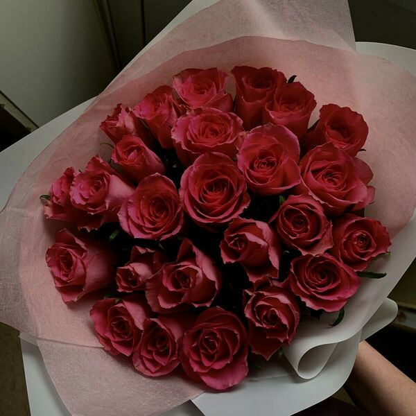 25 розовых роз