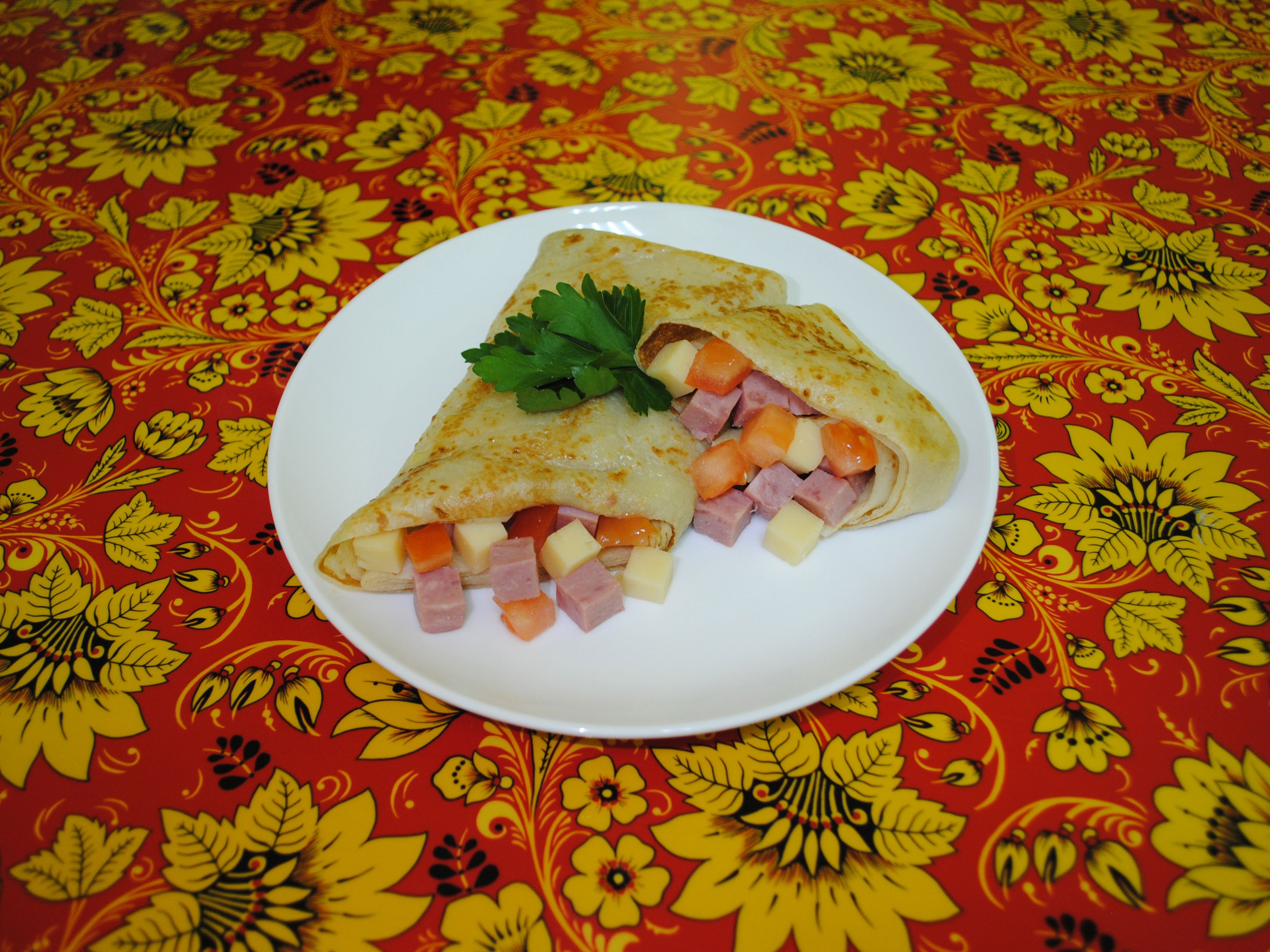 Блин с ветчиной, сыром и томатом