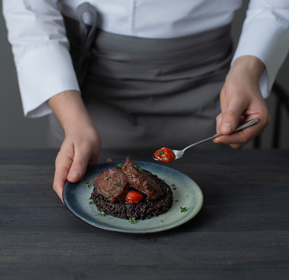 

Щёчки говяжьи томлёные с соусом чатни из чернослива, a la carte, Уже Готово, 200 г, Россия