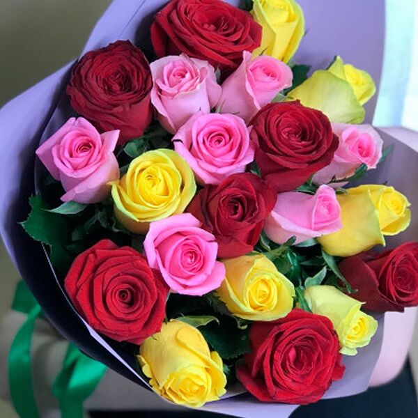 Букет цветов из 21 розы 40 см Яркий микс