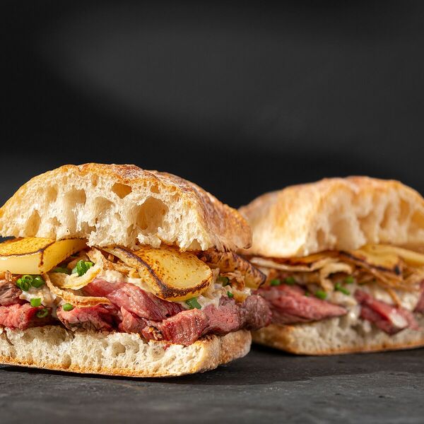 С грибным жюльеном и луком фри