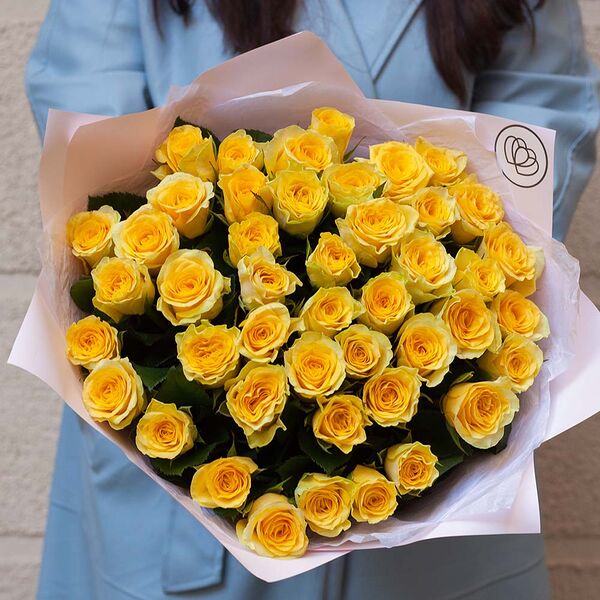 Букет из 45 желтых роз 35-40 см (Россия) в розовой пленке