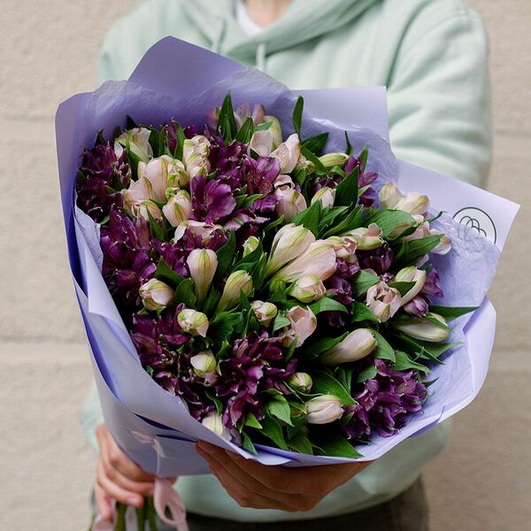 Букет из 23 альстромерий в розовых и фиолетовых тонах в сиреневой пленке
