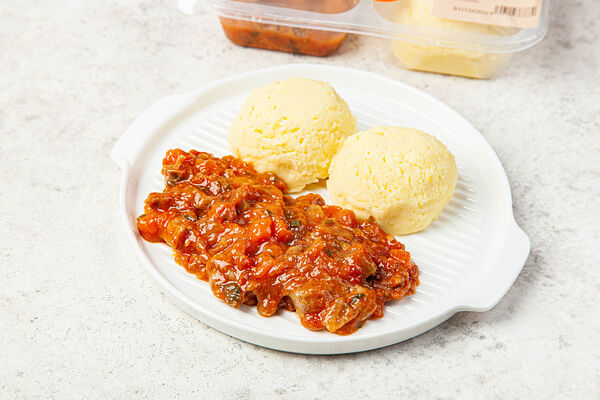 Рагу из индейки в томатном соусе с пюре