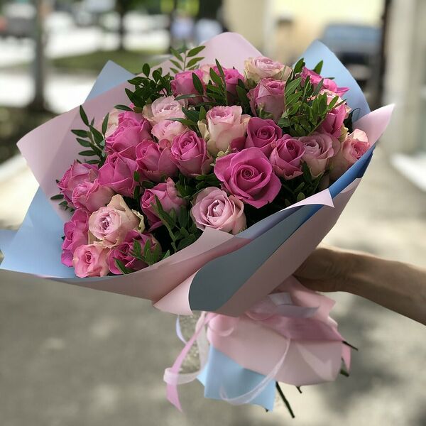 35 роз в фирменной упаковке