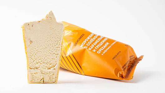 Мороженое с солёной карамелью и грецкими орехами в вафельном стаканчике