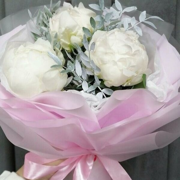 3 пиона с эвкалиптом