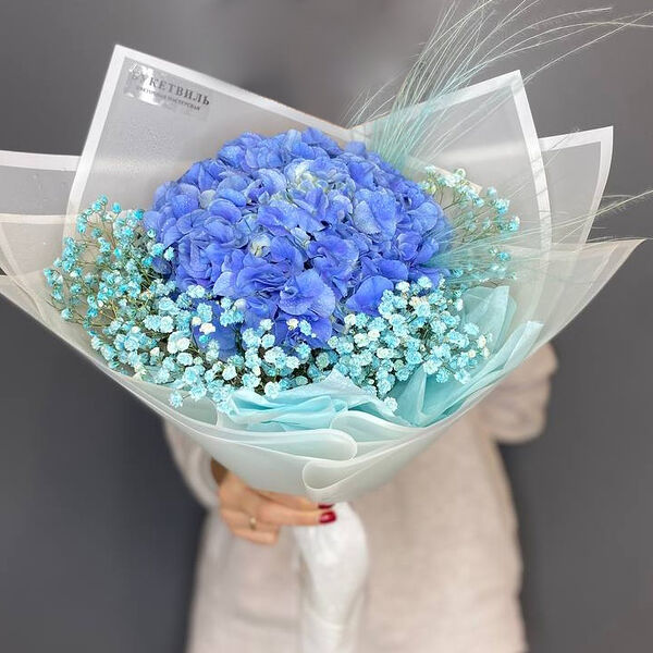 Букет из гортензии и гипсофилы