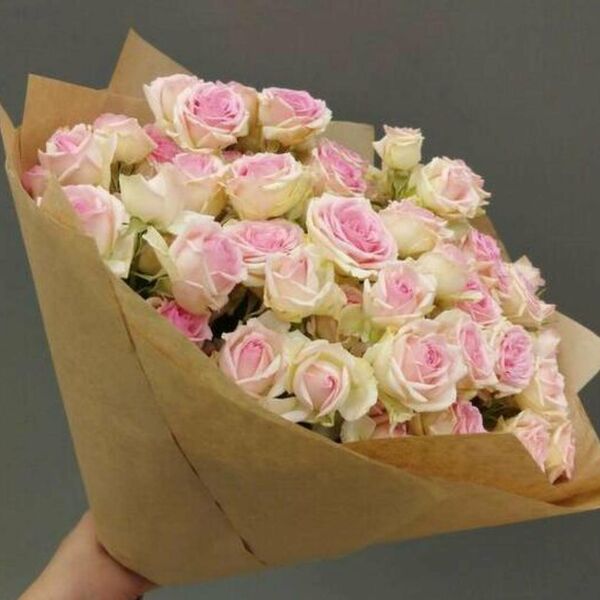 Букет кустовых розовых роз 