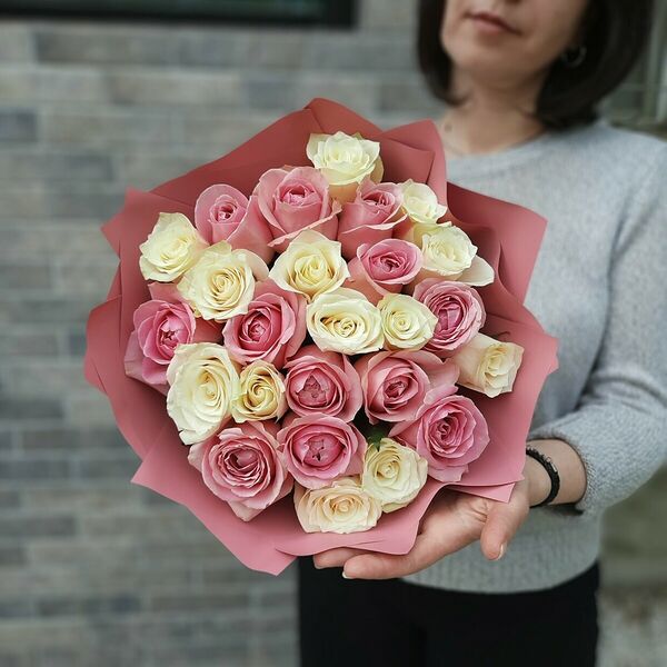 Монобукет 25 бело-розовых роз