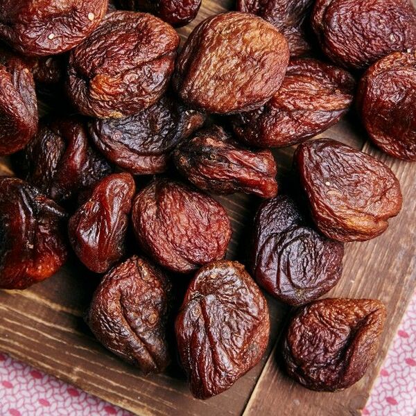 Урюк сушеный шоколадный горный с косточкой на развес