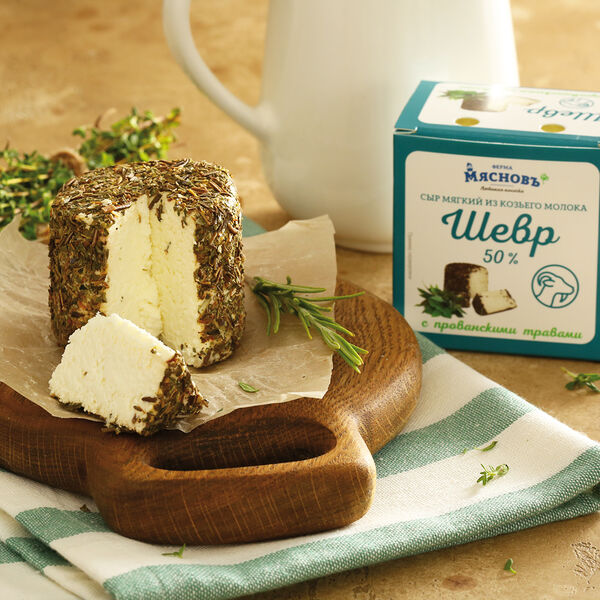 Сыр Шевр мягкий из козьего молока 50% с прованскими травами МясновЪ Ферма