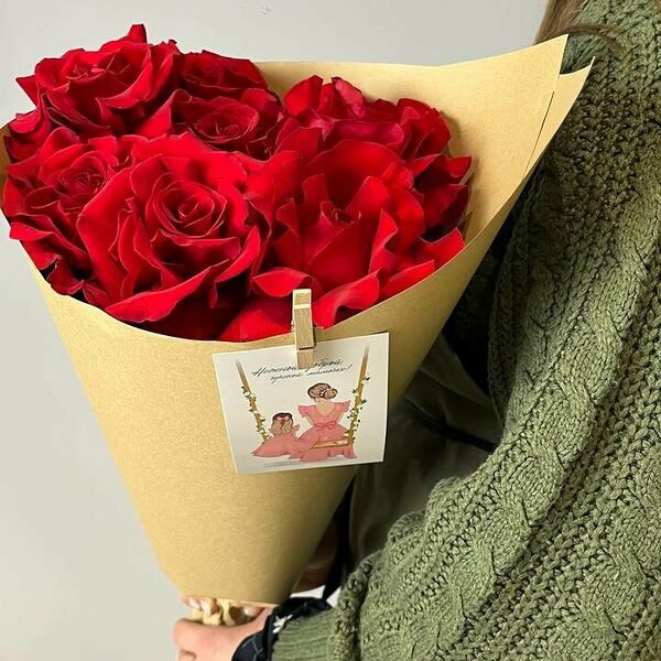 7 красных роз с открыткой