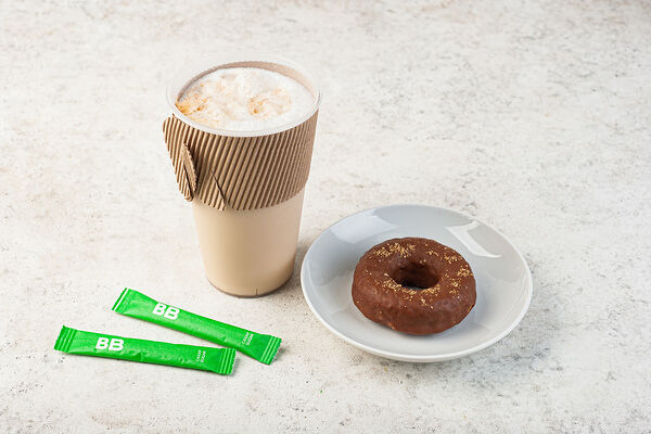 Комбо капучино 0,4 на фундучном молоке и Пончик веган с семенами гречихи в шоколаде, кафе