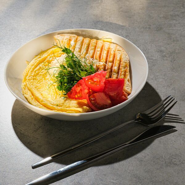 Омлет с помидорами и сыром грюйер