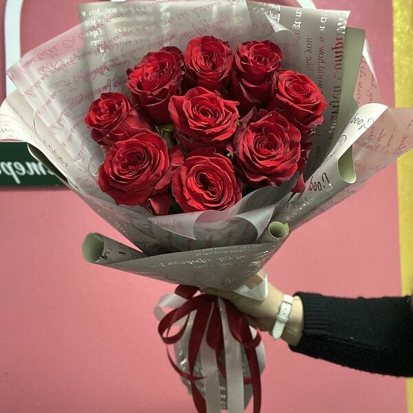 9 роз в оформлении