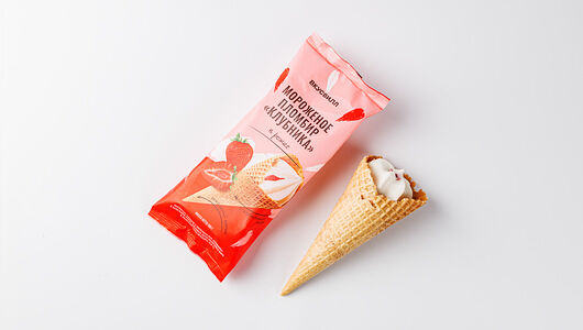 Мороженое пломбир в рожке Клубника