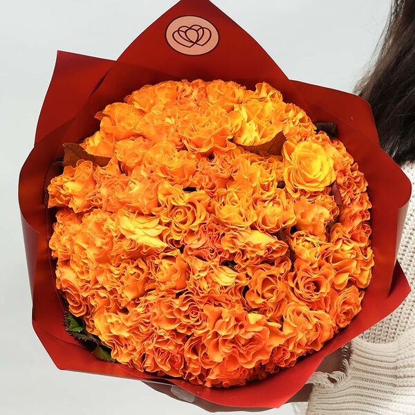 Букет из 51 оранжевой розы 35-40 см (Россия) в бордовой пленке