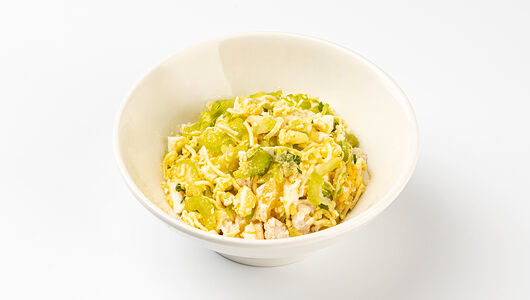 Салат с курицей, ананасами и сельдереем