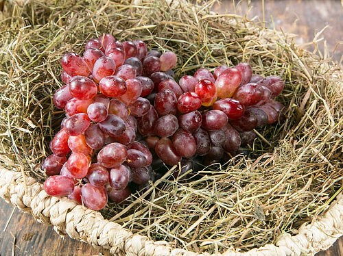 Виноград розовый