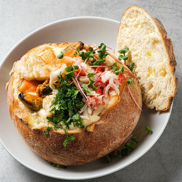 Суп Чаудер крабовый с креветками в хлебе