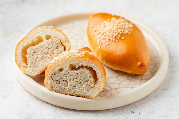 Пирожок с куриной начинкой, кафе