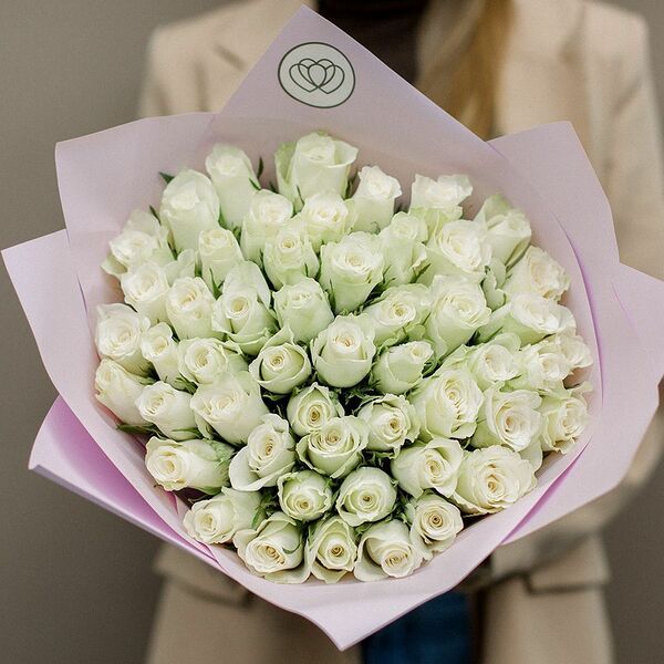 Букет из 51 белой розы 40 см (Кения) в розовой пленке.