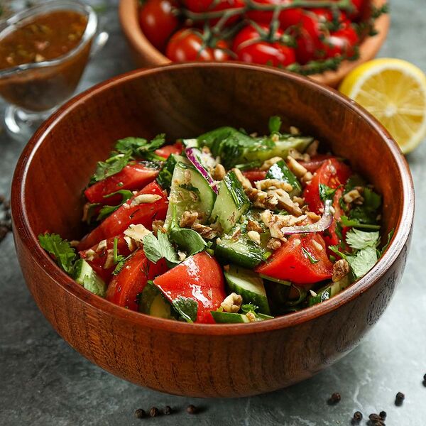 Овощной салат с грецкими орехами