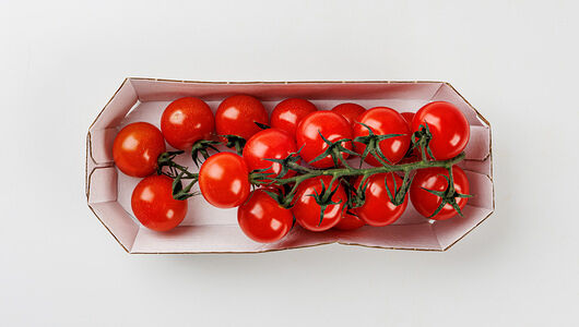 Томаты черри красные на ветке