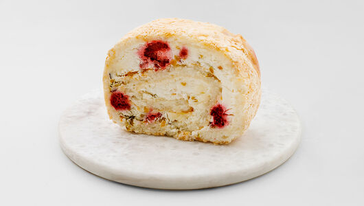 Рулет фисташковый с малиной, кафе