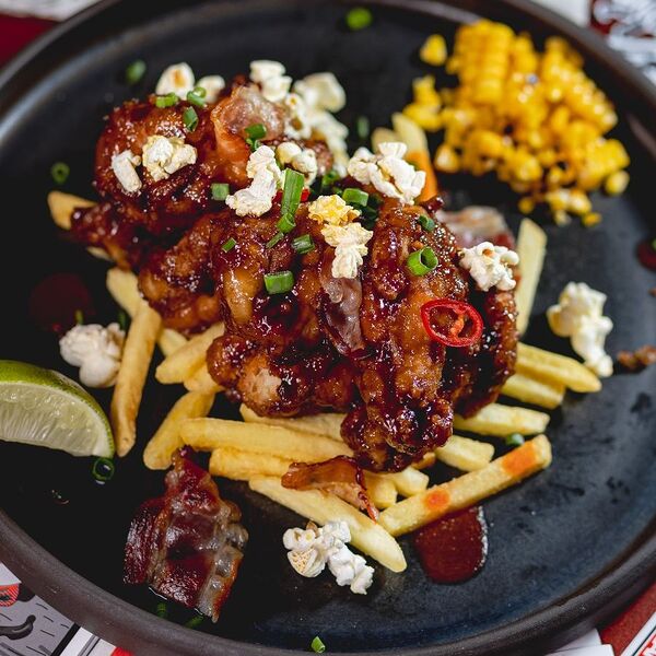 Крылья в соусе сладкая кола с попкорном, криспи беконом и картофелем фри