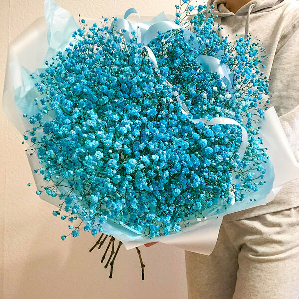 Голубой букет из гипсофилы