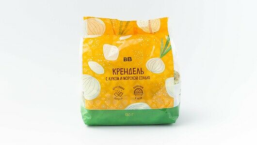 Крендель с луком и морской солью