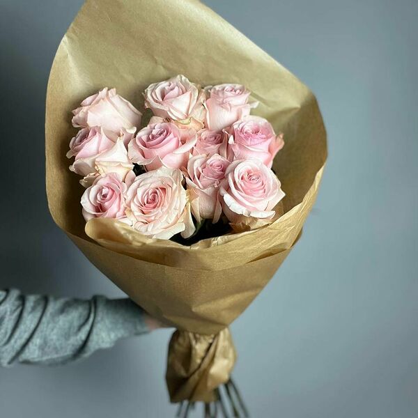 11 розовых роз 60см Эквадор