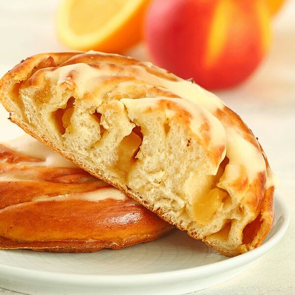 Булочка с начинкой яблоко-апельсин под сливочным кремом МясновЪ Пекарня