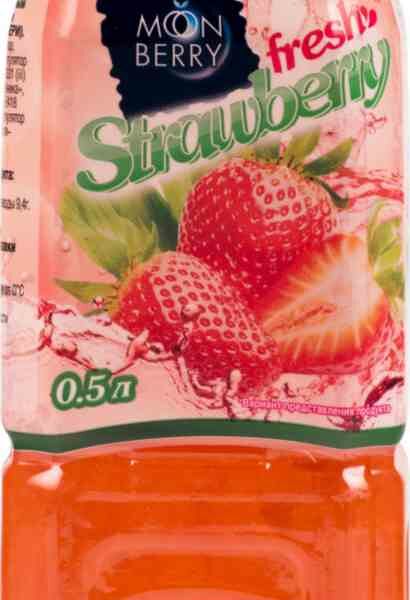 Напиток Moonberry с кусочками клубники негазированный
