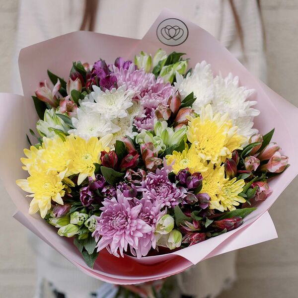 Букет из хризантем и альстромерий микс в розовой пленке