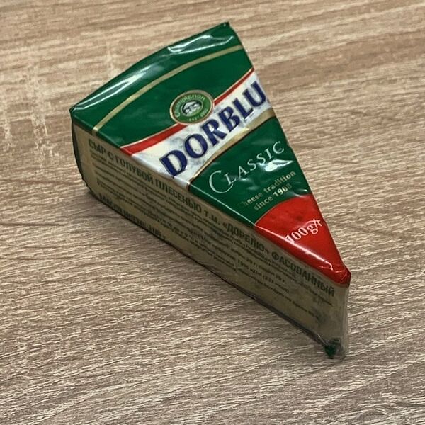 Сыр с голубой плесенью Дорблю в упаковке