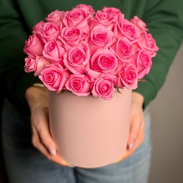Розовые розы в шляпной коробке M