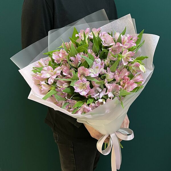 Монобукет из нежно-розовых альстромерий в упаковке