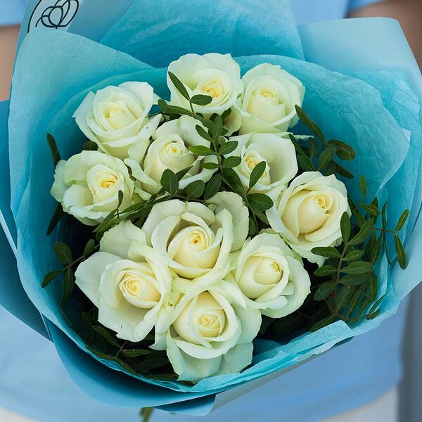 Букет из 11 белых роз 35-40 см (Россия) с фисташкой в голубой пленке