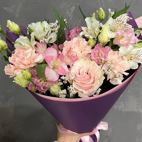 Букет с розой и диантусами