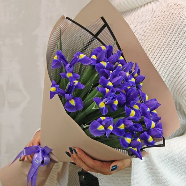 Букет из 15 синих ирисов в стильной упаковке