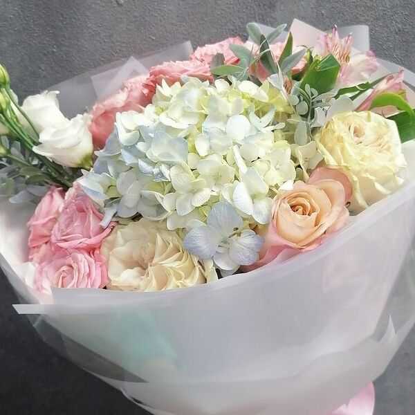 Букет с гортензией и розами 