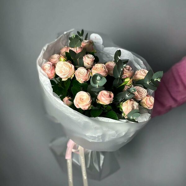 7 кустовых роз с эвкалиптом